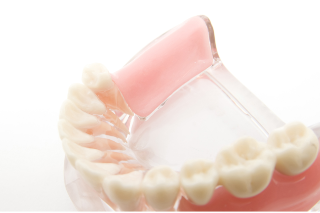 入れ歯治療において患者様の生活やご希望に応じて、保険診療と自費診療の両面から最適な入れ歯を提供しています