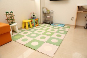お子様連れの患者様がご利用いただけるキッズコーナーです