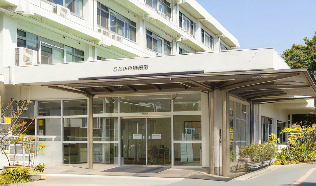 ①病院入口②病院外観