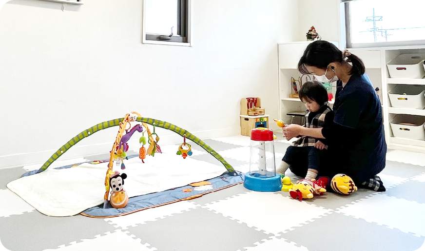 ①託児室 ②医院外観 ③受付