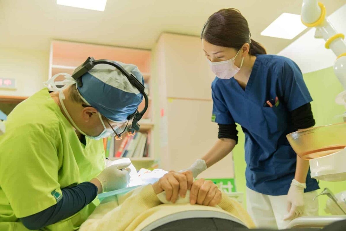 ①受付②治療の様子③写真はイメージです