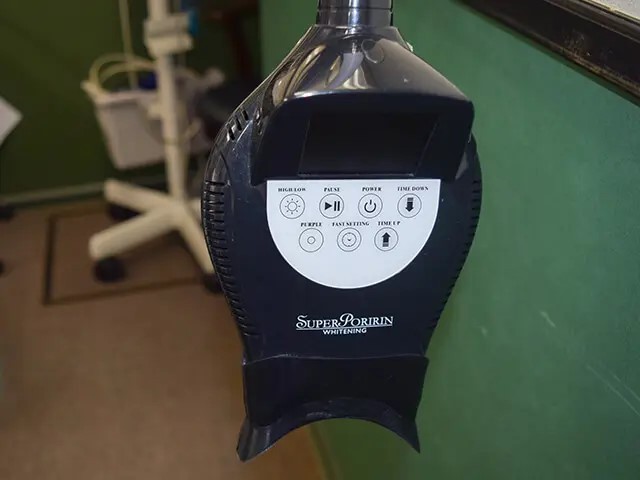オフィスホワイトニング専用の照射器です