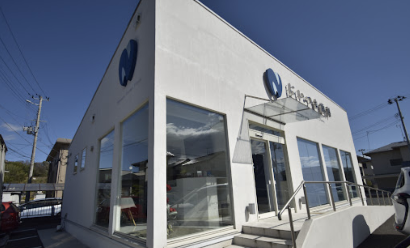 ①クリニック外観　②受付　③スタッフ一同