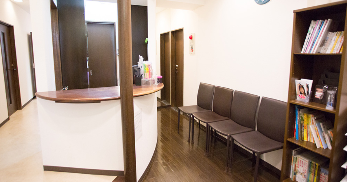 ①外観②待合室③治療室