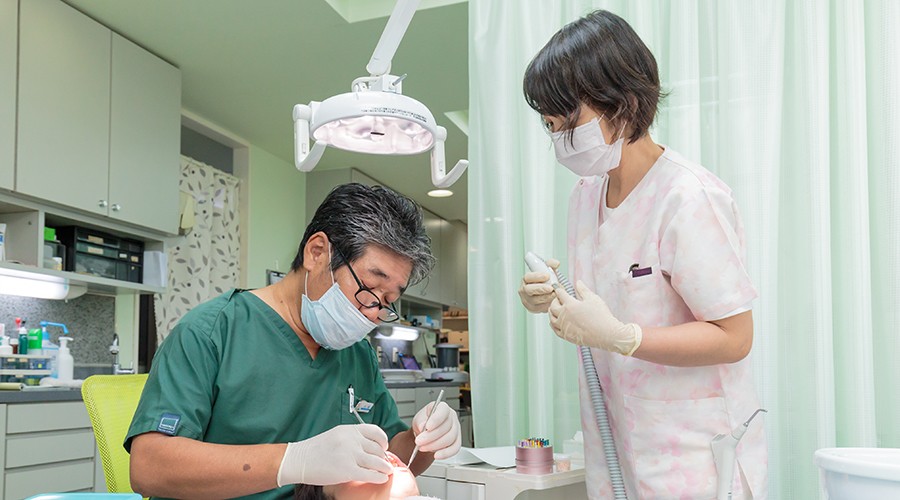 できる限り神経を残すことを重視し、将来的な歯の寿命にも配慮した処置を行っています。