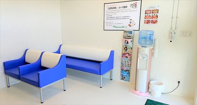 【嘉間良バス停 徒歩2分】訪問診療にも対応する室川ファミリー歯科