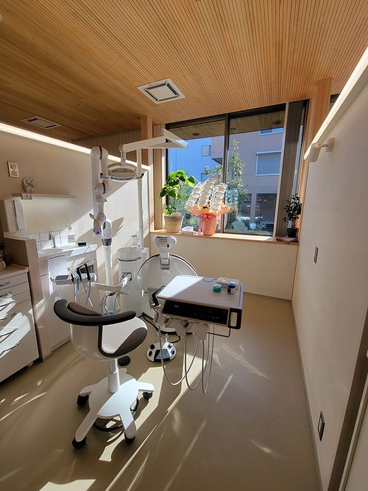 ①クリニック外観　②診察室　③治療の様子