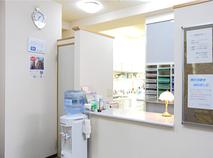 ①クリニック外観②受付③待合室