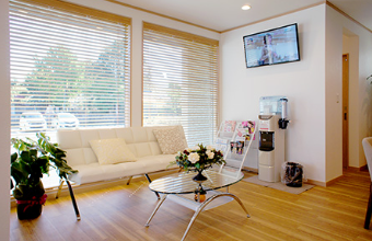 ①クリニック外観②受付・待合室③診察台