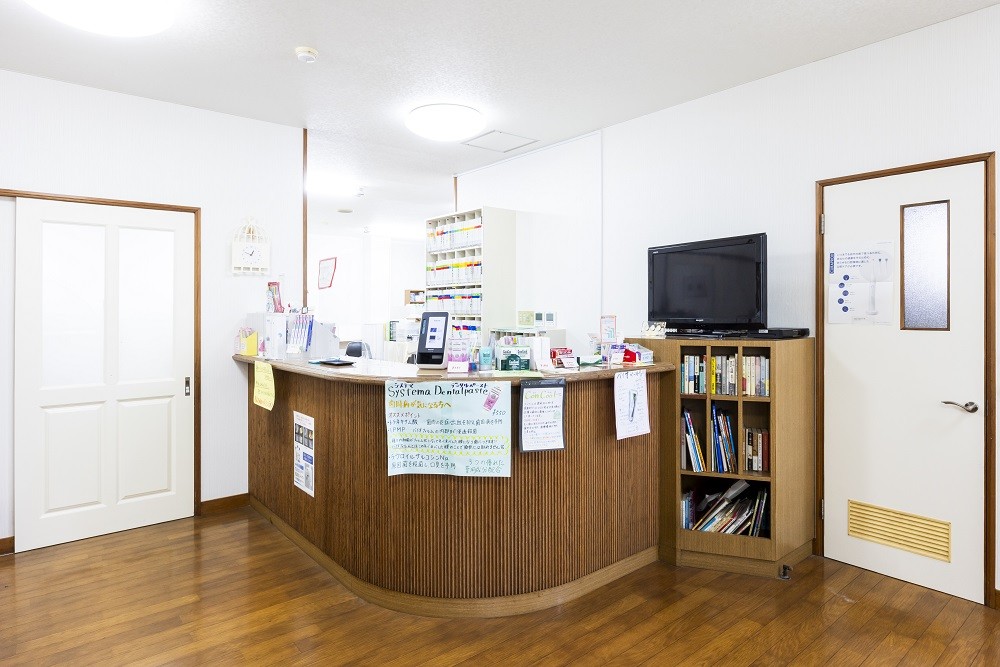 ①医院外観②受付③待合室