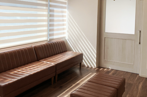 ①クリニック外観　②受付　③待合室