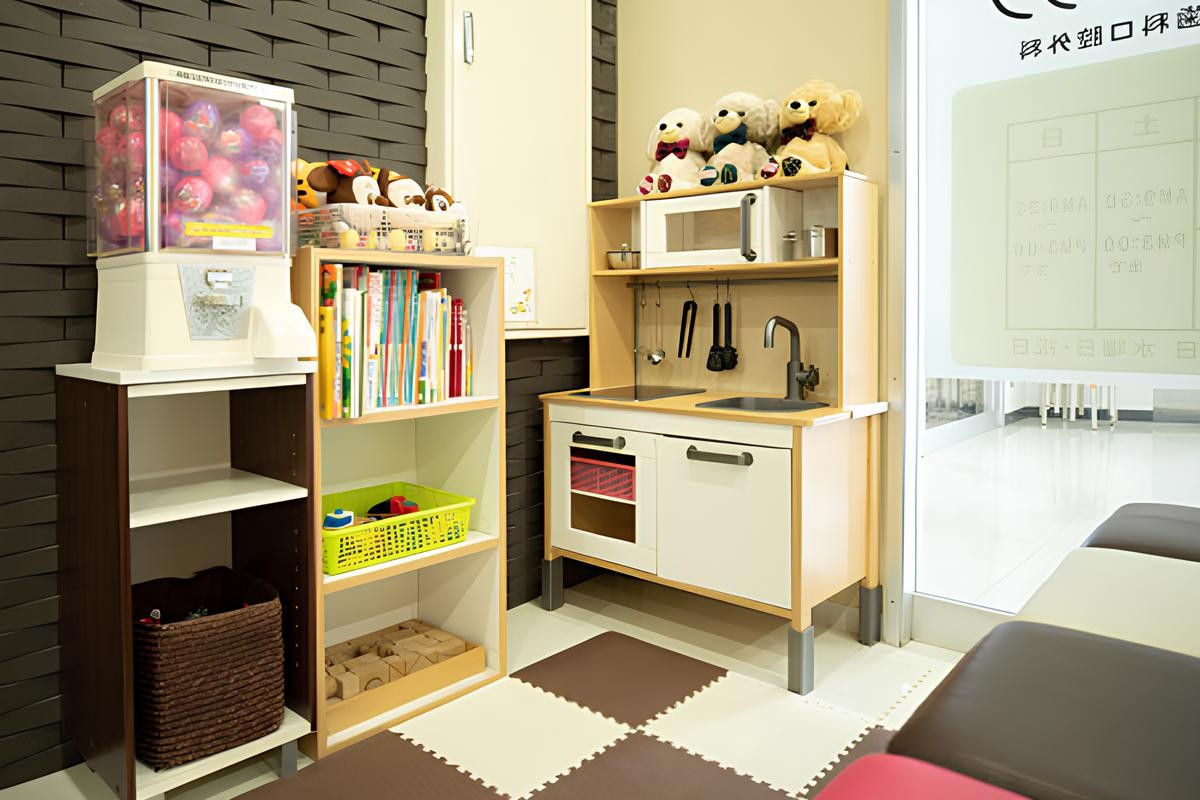 ①受付②診療室③キッズスペース