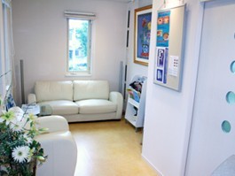 ①外観②受付③待合室