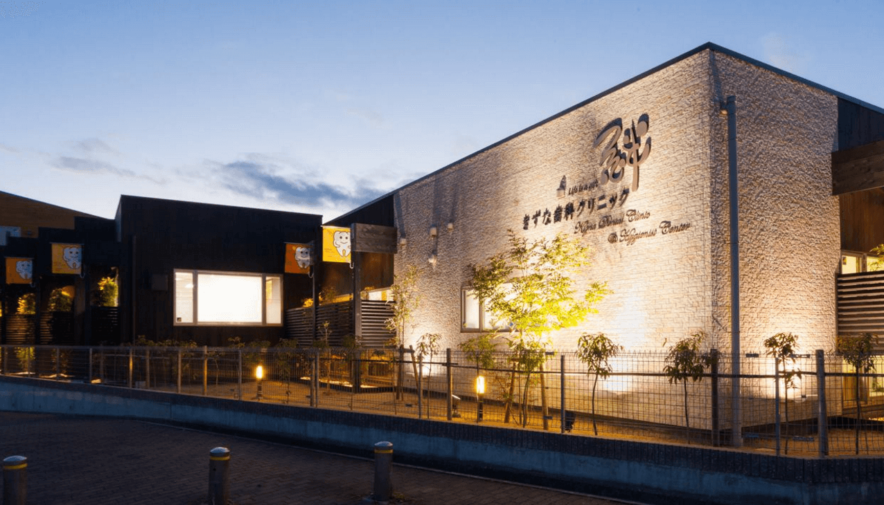 ①クリニック外観②待合室③診療チェア