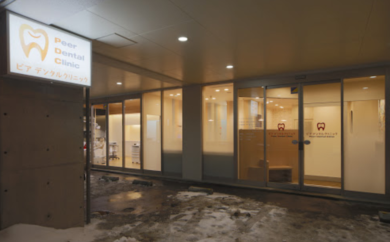 ①クリニック外観　②受付　③待合室