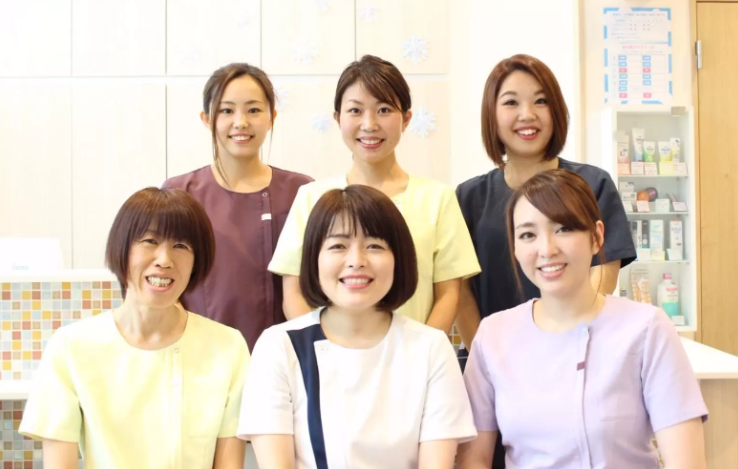 患者様の気持ちに寄り添い、一人ひとりにあった治療を提供するRERADENTALCLINICのスタッフ