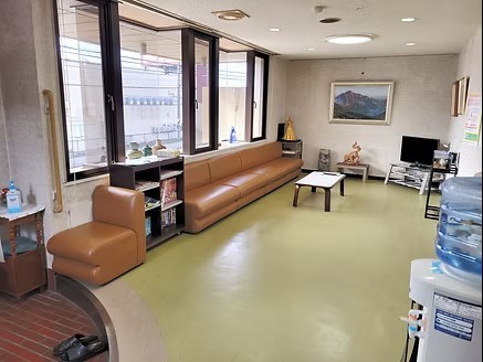 ①クリニック外観②受付③待合室
