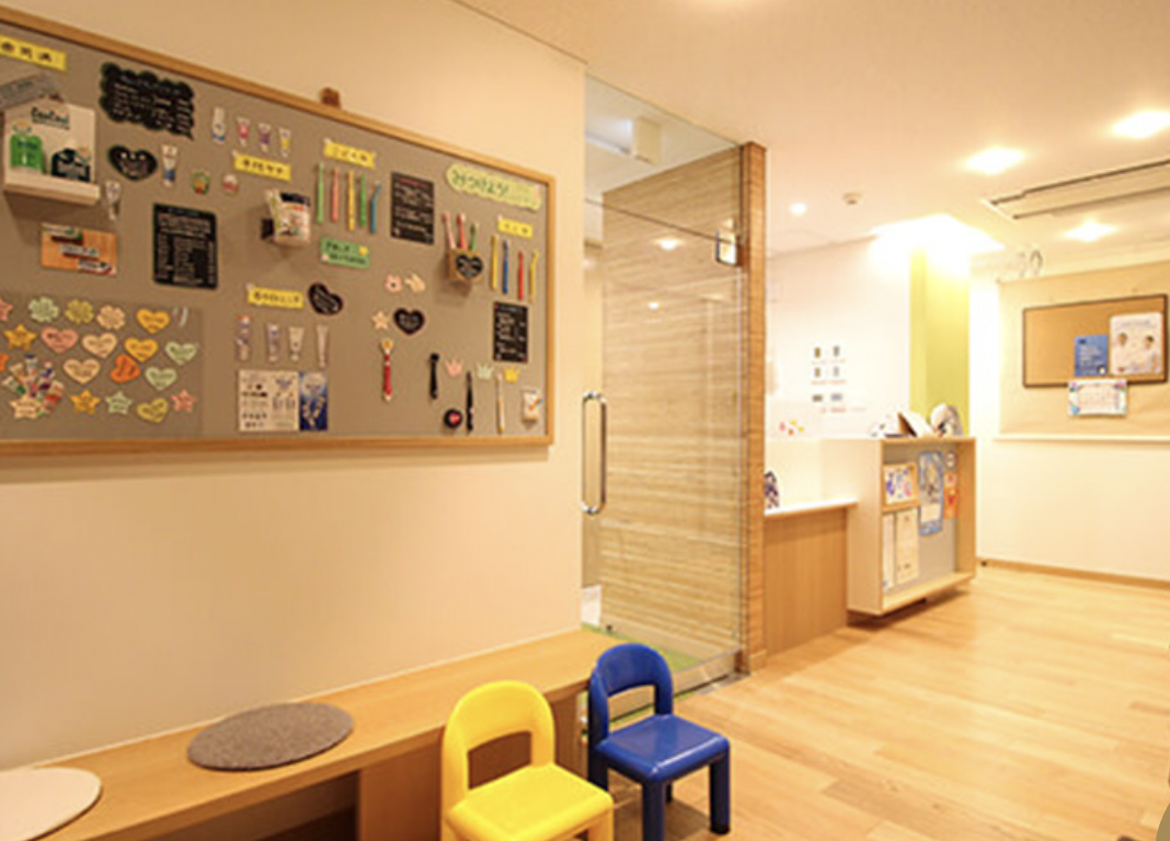 ①クリニック外観②受付③診療チェア