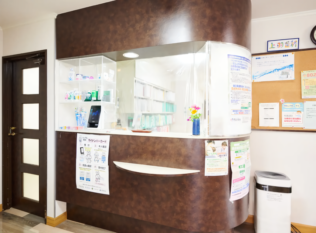 ①外観②受付③診療スペース