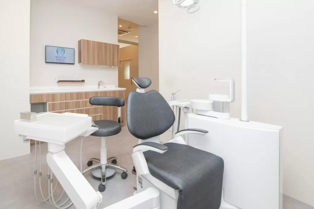 ①クリニック外観　②受付・待合室　③診療室