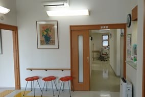 【上所駅 徒歩9分】20年以上のインプラント治療実績と丁寧な説明を大切にする渡辺歯科医院