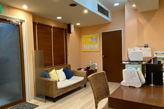 ①外観②入口③待合スペース