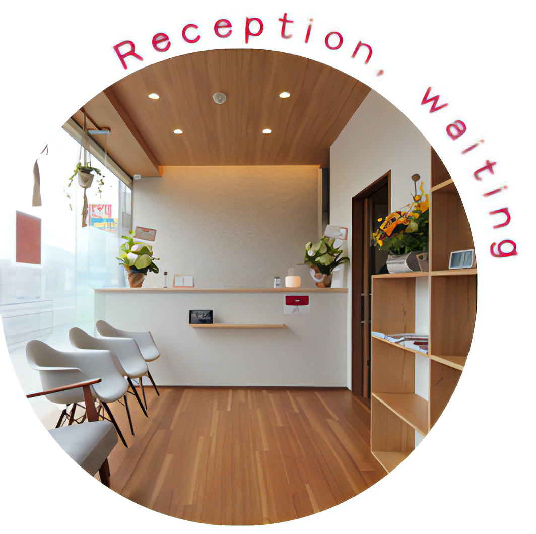 ①クリニック外観②待合室③明るい院内