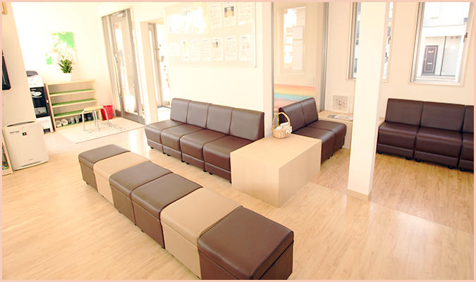 明るく清潔な待合室で順番をお待ちいただけます