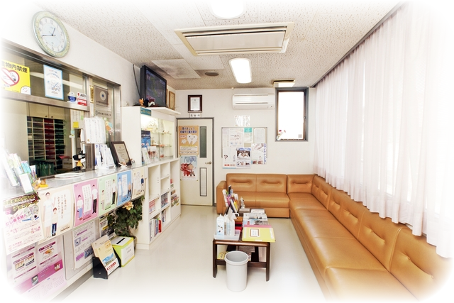 ①医院外観②待合室③駐車場