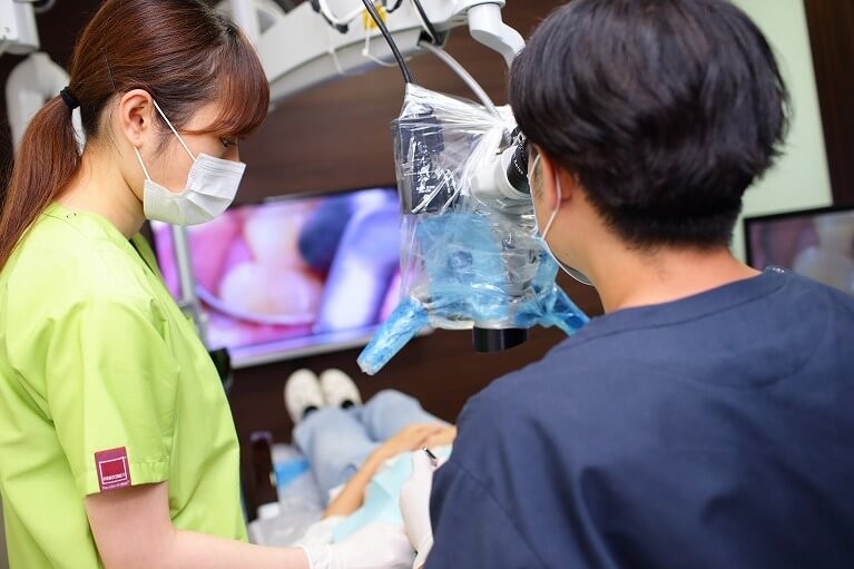 根の奥まで精密に捉え再発を防ぐ処置を行っています