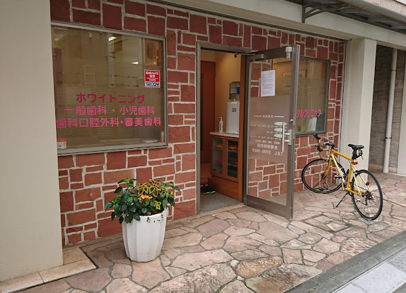 ①外観②待合室③診療室