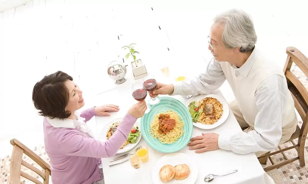 顎の骨に人工歯根を埋め込み、天然歯と同じようにかむ機能を回復