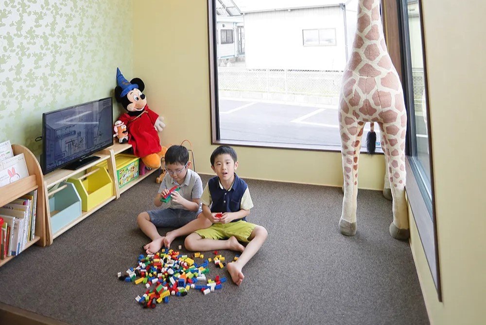 明るい陽の光が差し込むキッズルームです