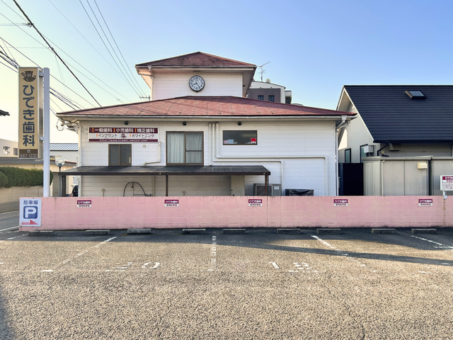 ①医院外観②待合室③駐車場