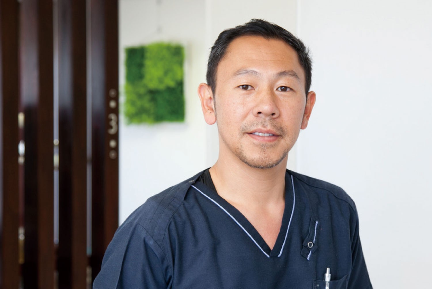 エントランス歯科では、お口全体の状態を確認したうえで、一人ひとりに合わせた治療計画を提案しています。現在のお口の状態や治療の選択肢について分かりやすく説明し、患者様が内容を理解・納得したうえで治療を進められるよう努めています。

また、応急処置が必要な場合を除き、お口全体の状態を確認しながら治療方針を検討しています。患者様の希望も伺いながら、それぞれの状態やライフスタイルに合わせた診療を心がけていることも特徴です。

診療では、一方的に治療を進めるのではなく、疑問や不安にも丁寧に対応しながらコミュ