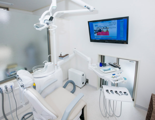 ①クリニック外観②待合室③診療室