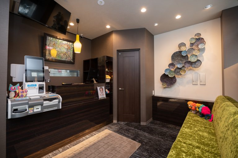 ①クリニック外観②受付③待合室