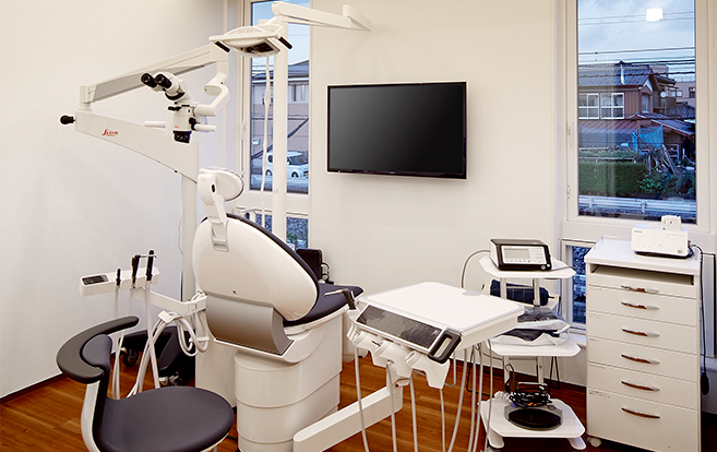 ①診療風景 ②受付・待合室 ③診療室