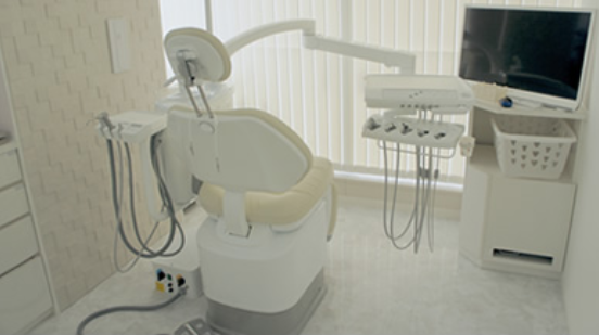 ①クリニック外観　②カウンセリング室　③診察室