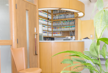 ①クリニック外観※写真はイメージです。　②受付※写真はイメージです。　③治療器具※写真はイメージです。