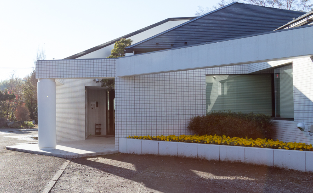 ①外観➁待合室③診察室