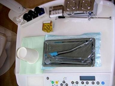 器具は密閉された袋のまま診察台に置かれます