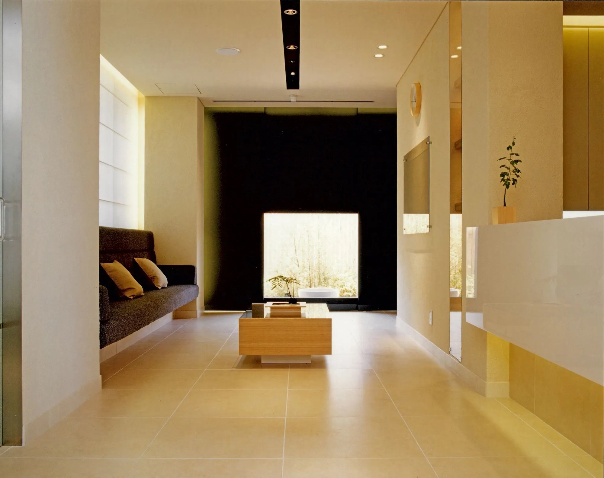 ①医院外観②受付③待合室