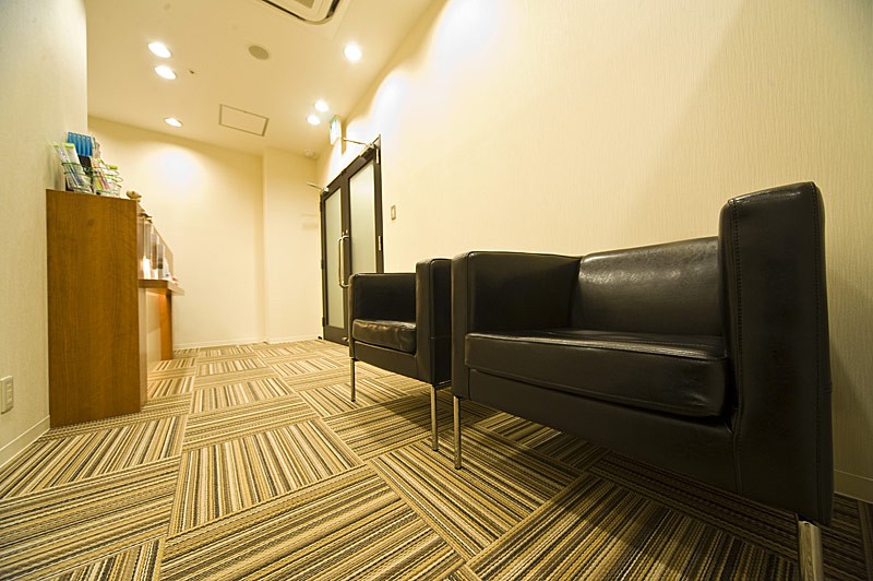 ①医院入口②受付③待合室