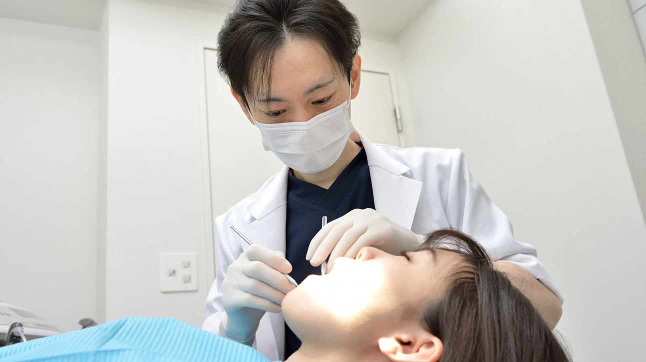 ①医院外観 ②診療風景 ③院内風景