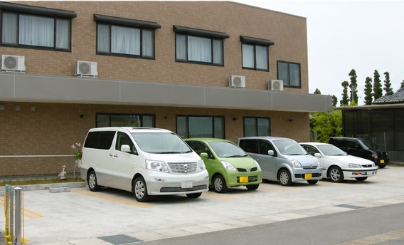 ①クリニック外観②駐車場③玄関