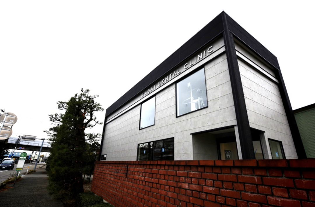 ①クリニック外観　②受付・待合室　③キッズスペース