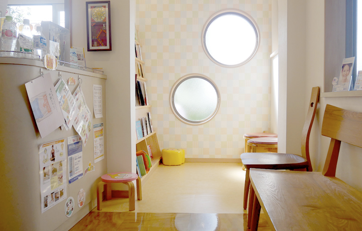 ①クリニック外観　②受付・待合室　③カウンセリングルーム