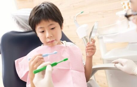 お子様一人ひとりに合わせた歯みがき指導やクリーニング、乳歯の抜歯などを行い、口腔健康をサポートしています。