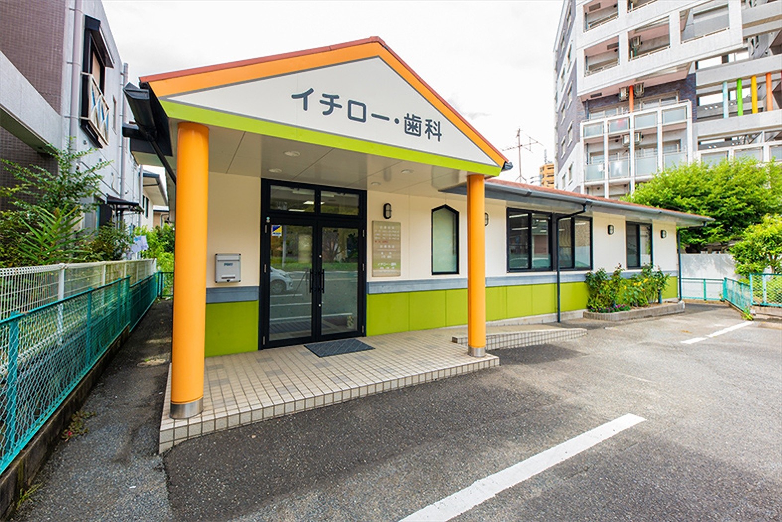 医院入口と院内の様子